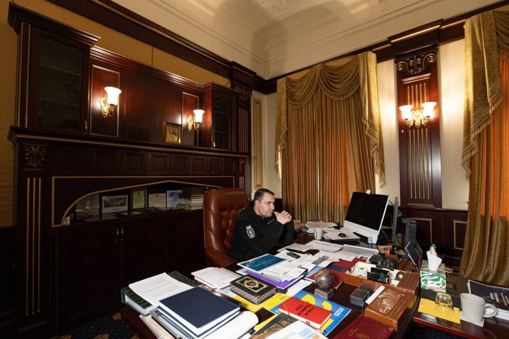 Червоний блокнот Буданова: «Список підарасів 2026» помітили на столі керівника ОП 7