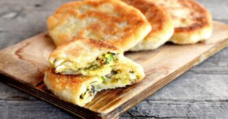 Рецепт лінивих сирних пиріжків з яйцем, зеленню та твердим сиром 1