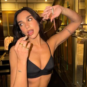 Відверті фото і пікап для ЗСУ - життя і творчість Dua Lipa 29