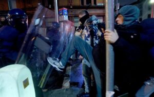 Поліція Ірландії розчинила блокаду єдиного нафтопереробного заводу під час паливної кризи 29