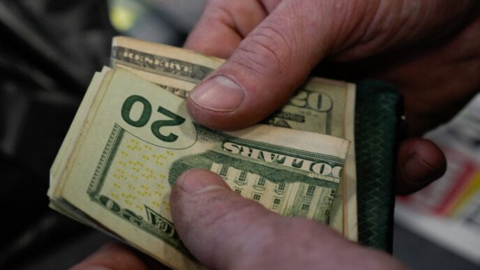 Офіційний курс валют на суботу 11 квітня 2026 р.: долар, євро, злотий 11