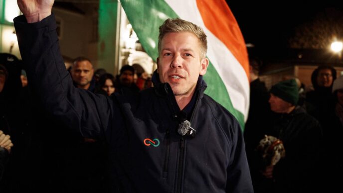 Смітники з подрібненими документами біля МЗС Угорщини. Як поразка Орбана перетворила передачу влади на скандал 13