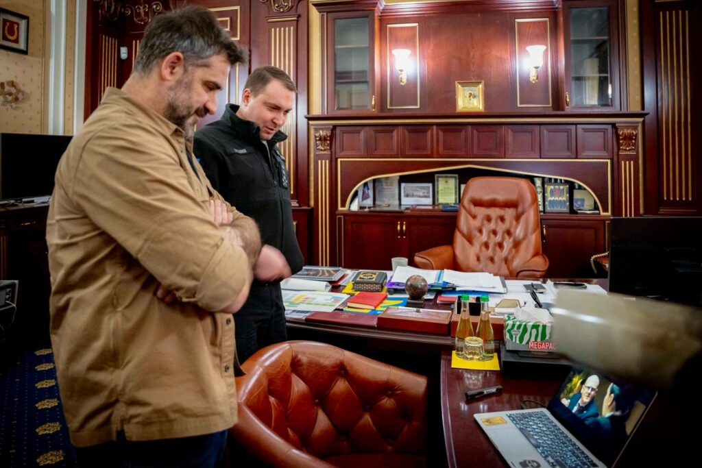 Червоний блокнот Буданова: «Список підарасів 2026» помітили на столі керівника ОП 9