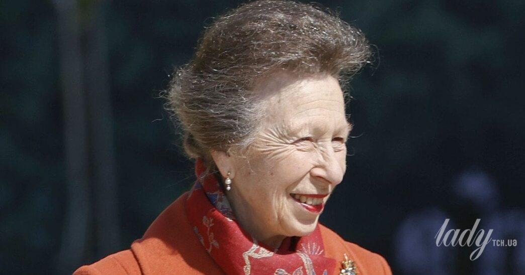 Принцеса Анна в сережках Єлизавети II під час святкування 100‑річчя королеви 3