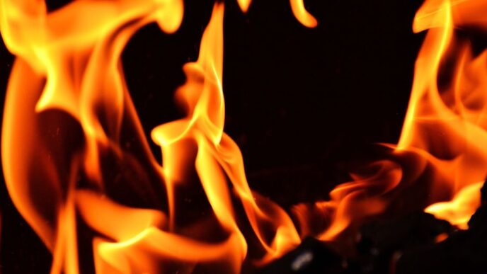 Вибухи в Кропивницькому: пожежа після прильоту, тривога та рекомендації 11