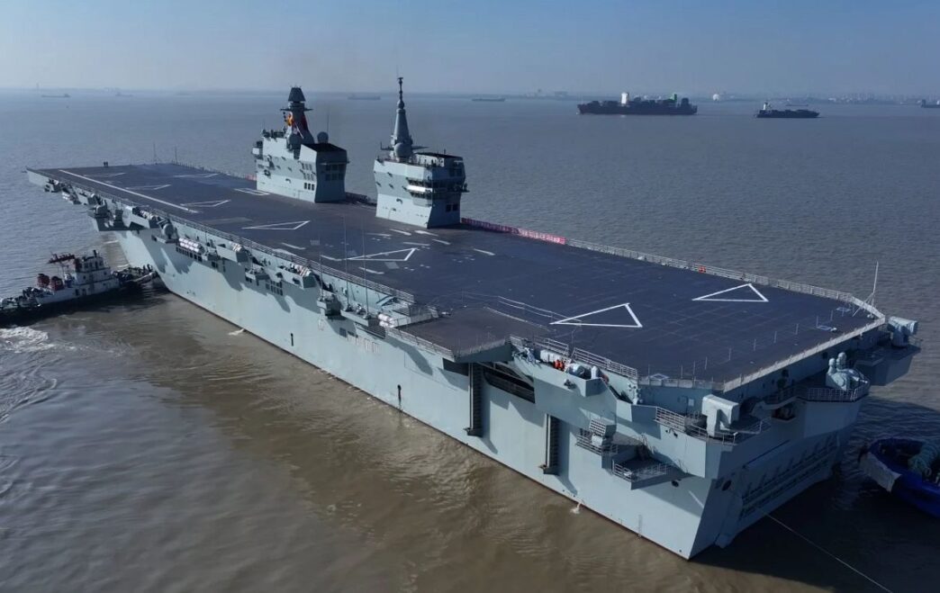 Китай випробовує новий десантний корабель типу 076 у морі 3