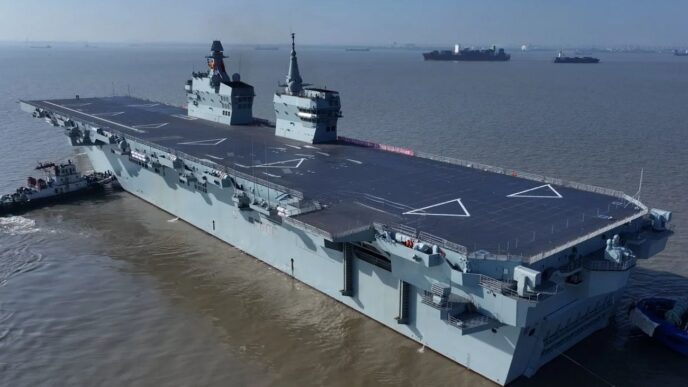 Китай випробовує новий десантний корабель типу 076 у морі 7