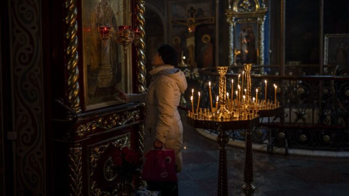 Чи можна ходити до церкви на Великдень без хустки: відповідь священика 7