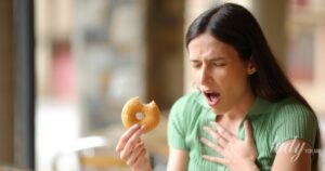 Як самостійно подолати удушення: техніка Геймліха без допомоги 40