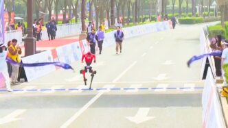 Робот-гуманойд пробіг півмарафон за 50 хвилин: Китай побив людський рекорд 11