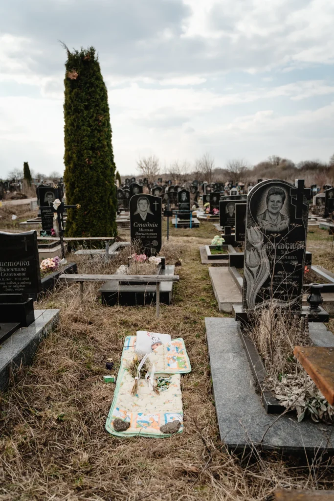 Мати відпустила на фронт сімох синів. Надія Вікарій звинуватила братів у зґвалтуванні та матір у катуваннях і прихованому вбивстві 9