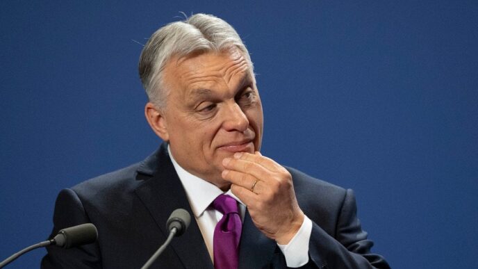 Орбан відмовився від мандату депутата: майбутнє партії «Фідес» 19