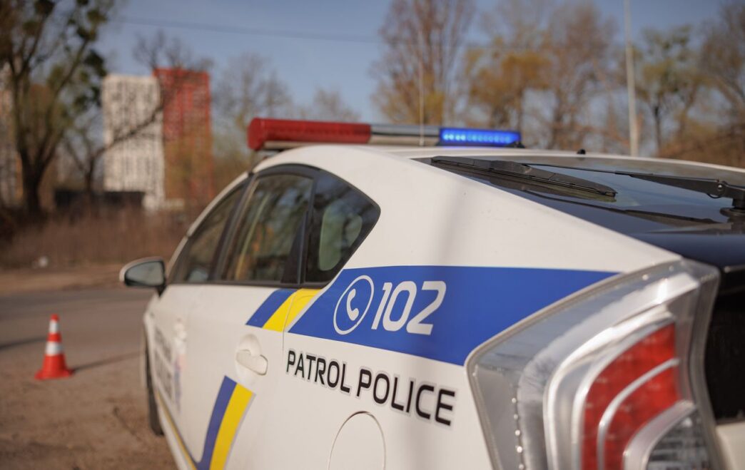 У Києві затримали чоловіка, який погрожував перехожим пістолетом 3