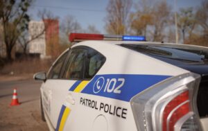 У Києві затримали чоловіка, який погрожував перехожим пістолетом 41