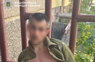 У Львові 34-річний чоловік з ментальними порушеннями відкрив стрілянину в багатоповерхівці — постраждалих немає 25