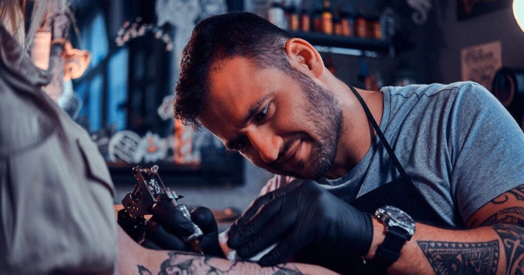 Жінка в Нідерландах видалила 250 татуювань, зроблених контролюючим колишнім партнером 3