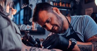 Жінка в Нідерландах видалила 250 татуювань, зроблених контролюючим колишнім партнером 5