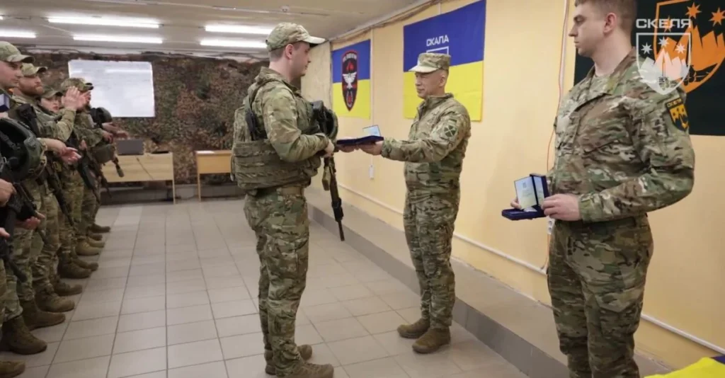 За мужність і сталевий дух: Сирський особисто подякував бійцям полку «Скеля» за нищення ворога 8 За мужність і сталевий дух: Сирський особисто подякував бійцям полку «Скеля» за нищення ворога 7
