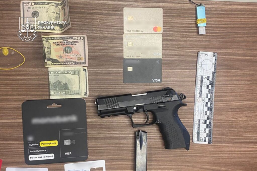 Сувенірні купюри замість мільйонів: на Закарпатті викрили банкоматну аферу на 2 млн грн 11