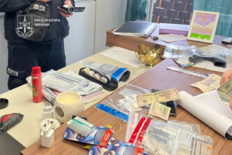 Сувенірні купюри замість мільйонів: на Закарпатті викрили банкоматну аферу на 2 млн грн 23