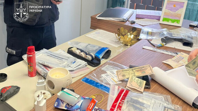 Сувенірні купюри замість мільйонів: на Закарпатті викрили банкоматну аферу на 2 млн грн 25