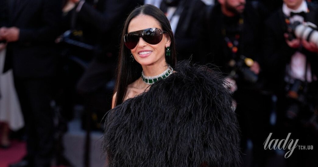 Демі Мур у чорному вбранні Gucci на червоній доріжці Каннського кінофестивалю 2026 4 Демі Мур у чорному вбранні Gucci на червоній доріжці Каннського кінофестивалю 2026 3