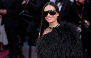 Демі Мур у чорному вбранні Gucci на червоній доріжці Каннського кінофестивалю 2026 29