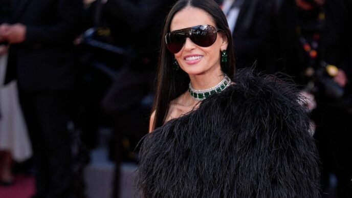 Демі Мур у чорному вбранні Gucci на червоній доріжці Каннського кінофестивалю 2026 3