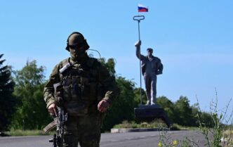 Росія скидає з дронів фейкові листівки‑гривні з QR‑кодами у прикордонних районах України 13