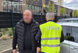 Затримали 46-річного киянина з Volkswagen Caddy: у Києві водій обстріляв авто на вулиці Мрії 1