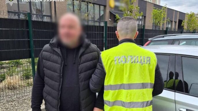 Затримали 46-річного киянина з Volkswagen Caddy: у Києві водій обстріляв авто на вулиці Мрії 3