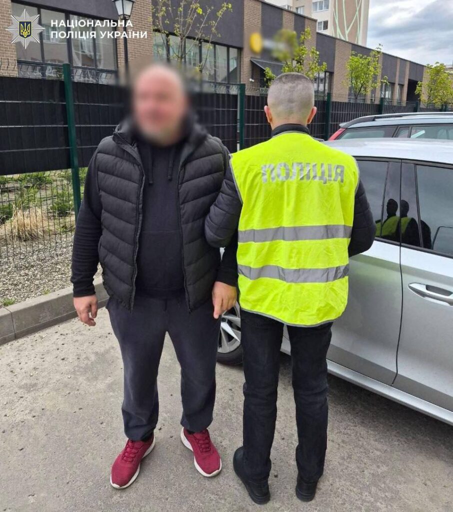 Затримали 46-річного киянина з Volkswagen Caddy: у Києві водій обстріляв авто на вулиці Мрії 7