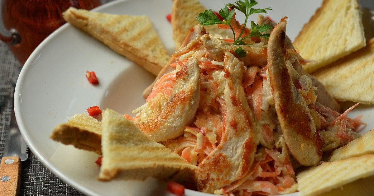 Салат з куркою, морквою, сиром та яйцями – простий рецепт 129