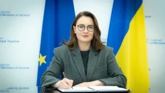 Уряд скасував виїздні обмеження для тисяч жінок-посадовиць 37
