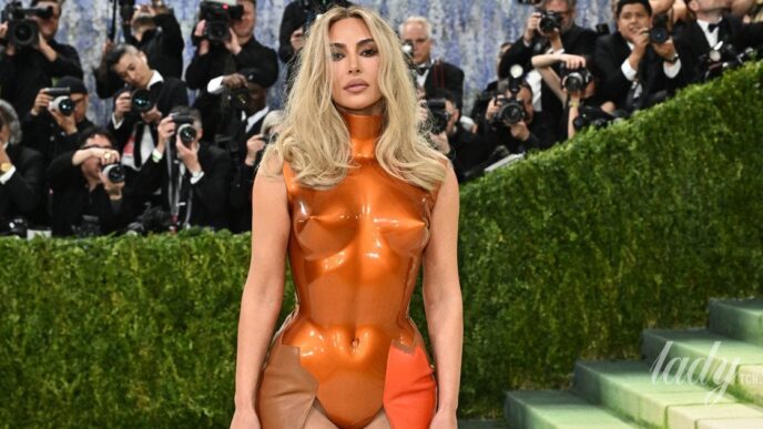 Кім Кардашян на Met Gala 2026: скульптурний нагрудник у помаранчевому кольорі, виготовлений у автосервісі 27