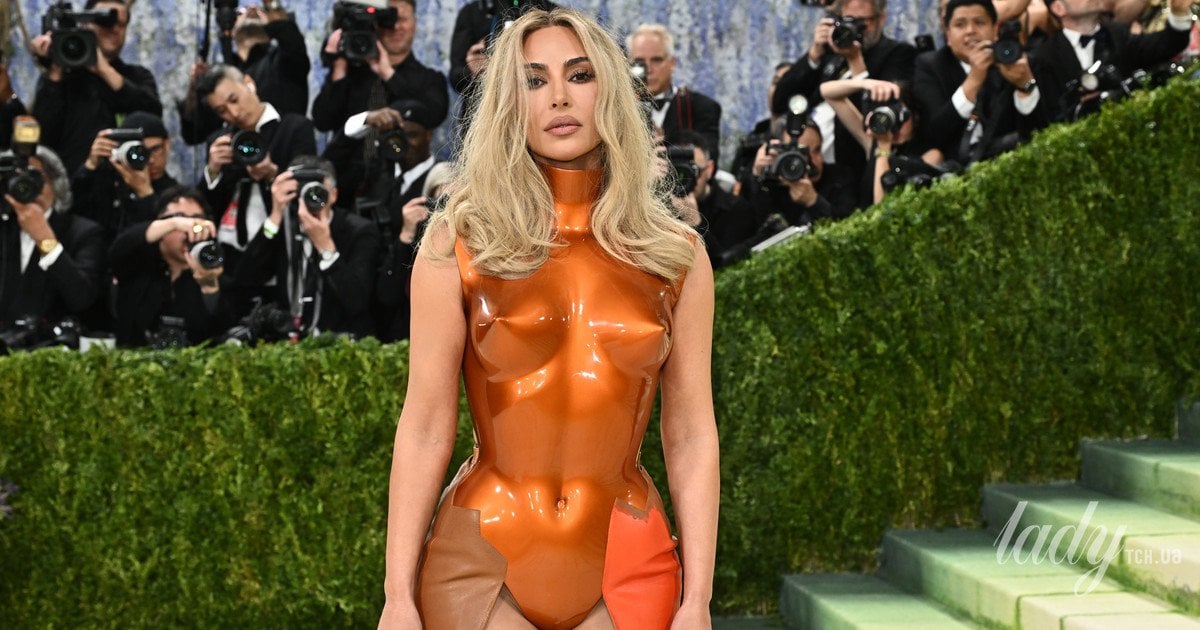 Кім Кардашян на Met Gala 2026: скульптурний нагрудник у помаранчевому кольорі, виготовлений у автосервісі 193