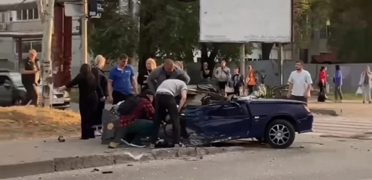 Водій у Дніпрі влетів у зупинку: що відомо про ДТП 81