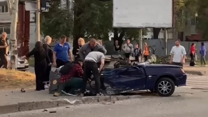 Водій у Дніпрі влетів у зупинку: що відомо про ДТП 15