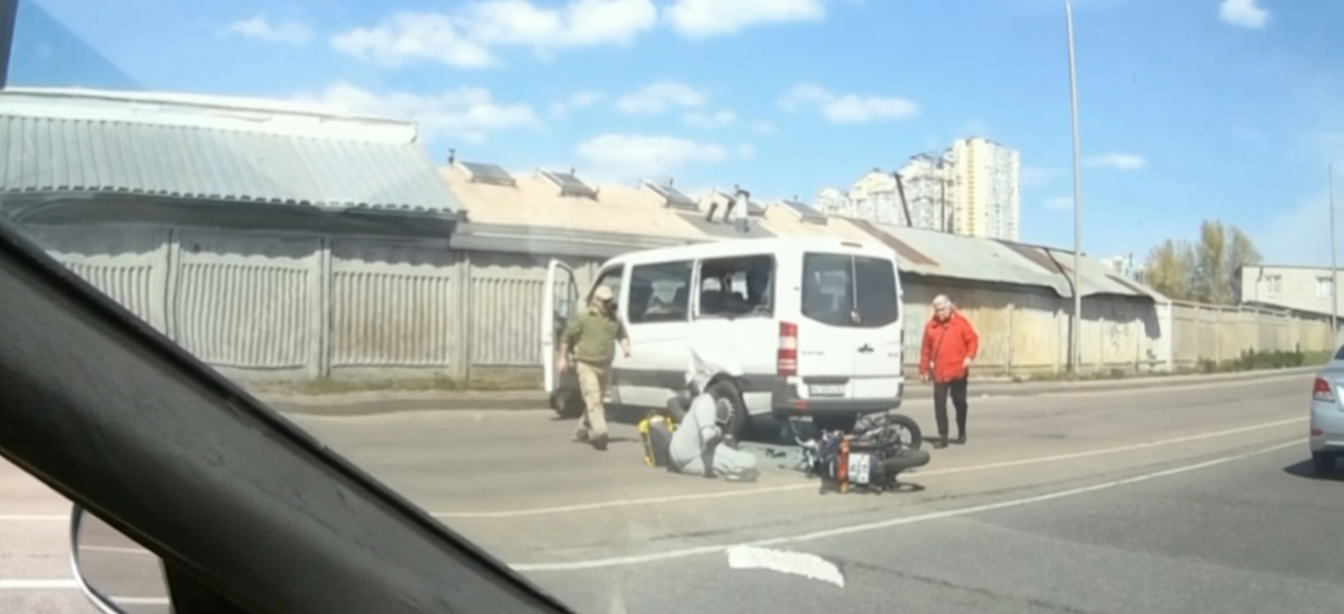 ТЦК-бус з Полтавщини збив кур’єра Glovo у Києві: деталі резонансного ДТП 101