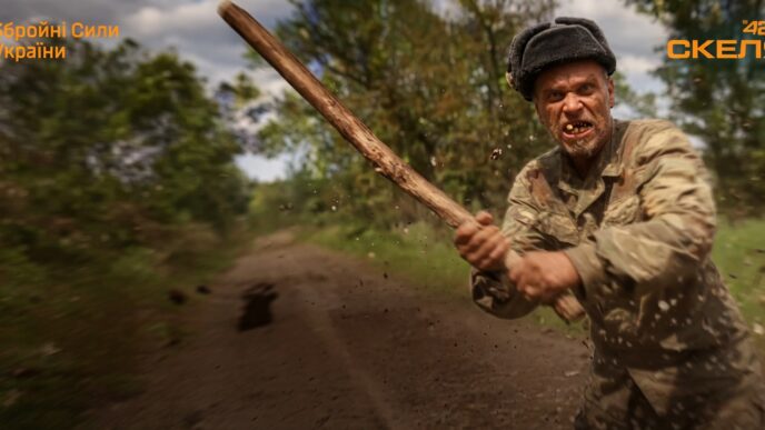 Окупант із палицею намагався відбитися від FPV-дрона бійців "Скелі" та був знищений. ВІДЕО 30 Окупант із палицею намагався відбитися від FPV-дрона бійців "Скелі" та був знищений. ВІДЕО 29