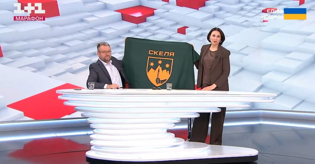 У прямому ефірі розгорнули стяг легендарного полку «Скеля»: подробиці події 3