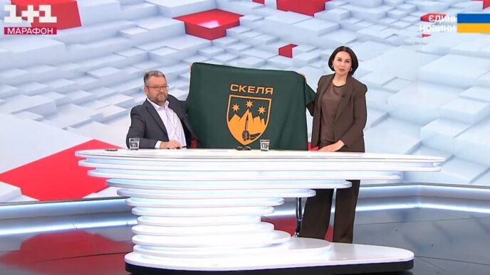 У прямому ефірі розгорнули стяг легендарного полку «Скеля»: подробиці події 15