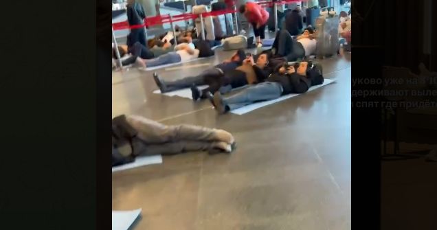 Пасажири сплять на підлозі в московських аеропортах понад 16 годин (відео) 39