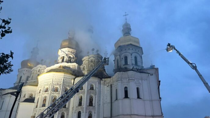 Успенський собор у Києво‑Печерській лаврі: пошкодження після російської атаки 16 Успенський собор у Києво‑Печерській лаврі: пошкодження після російської атаки 15