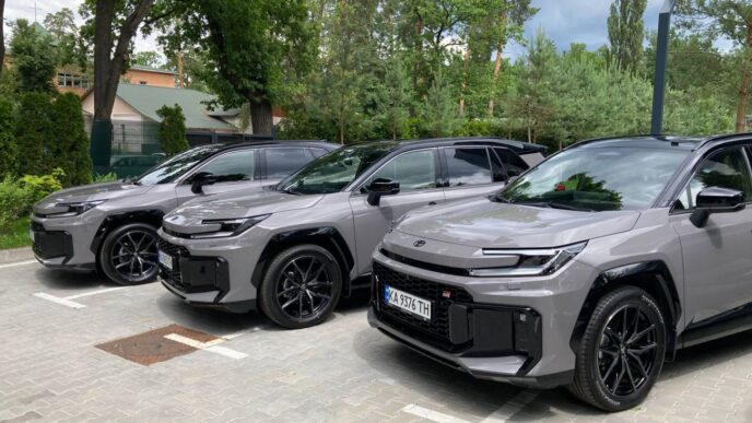 Toyota представила в Україні новий RAV4 2026 року та три електромобілі – ціни, технічні дані та комплектації 28 Toyota представила в Україні новий RAV4 2026 року та три електромобілі – ціни, технічні дані та комплектації 27