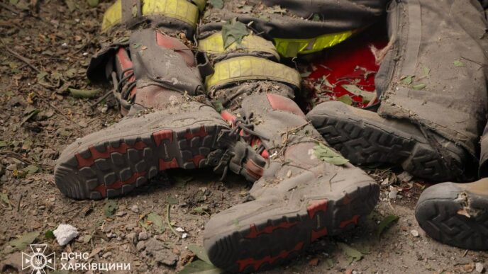 Російський обстріл Харкова: загинули 5 рятувальників ДСНС 28 Російський обстріл Харкова: загинули 5 рятувальників ДСНС 27