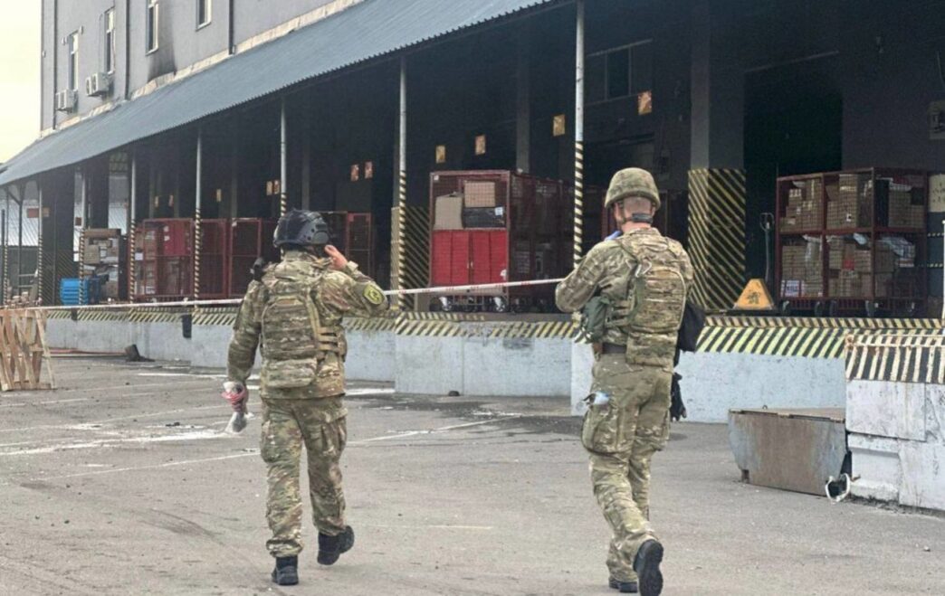Вибух у поштовому терміналі в Києві: один загинув, двоє поранено 4 Вибух у поштовому терміналі в Києві: один загинув, двоє поранено 3