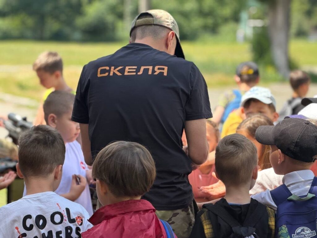 425-й полк «Скеля» провів урок мужності для дітей Кропивницького 6 425-й полк «Скеля» провів урок мужності для дітей Кропивницького 5