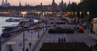 Дрони атакували Москву: обмеження в аеропортах і заклик до спокою 13