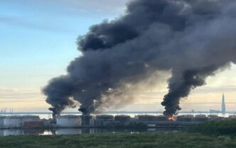 Дрони вдарили по нафтовому терміналу в Санкт‑Петербурзі: масштабна пожежа та вибухи 13